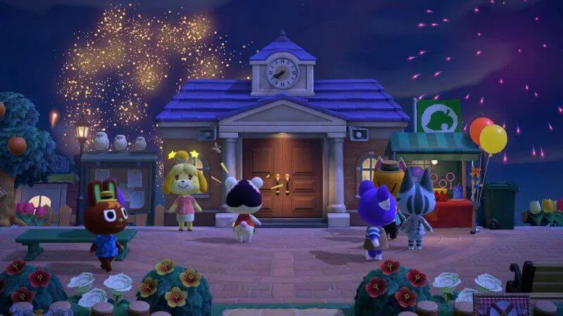 Cena noturna de Animal Crossing: New Horizons com fogos de artifício e moradores reunidos na frente da prefeitura da ilha.